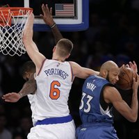 Porziņģa 13 punkti neglābj 'Knicks' no zaudējuma
