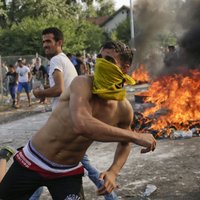 Video: Kā migranti uzbrūk slēgtajai Ungārijas robežai