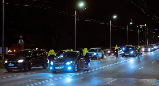 ФОТО. Госполиция устроила ночной рейд в Риге: проверяли частные авто, а также Bolt Drive и CityBee