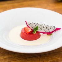 Zemeņu panna cotta ar vaniļas mērci