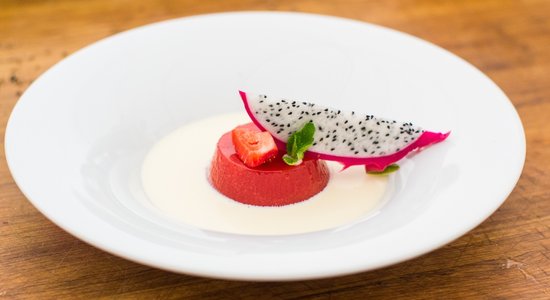 Zemeņu panna cotta ar vaniļas mērci