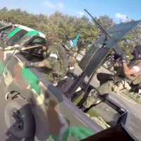 Video: Ukrainas karavīri ar apšaudi ieiet Marjinkā