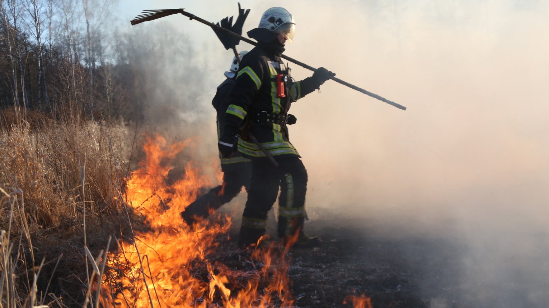 Brīvdienās VUGD dzēsis 133 kūlas ugunsgrēkus; no ūdenstilpēm izcēlis divus bojāgājušos
