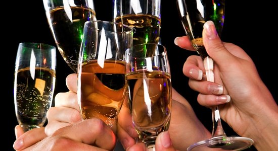 Plāno aizliegt alkohola tirgošanu internetā un popularizēšanu vides reklāmās