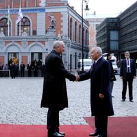 Fotoreportāža: Uzbekistānas prezidents ierodas vizītē Latvijā
