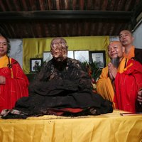 Unikāli foto: Miruša budistu mūka 'augšāmcelšanās'