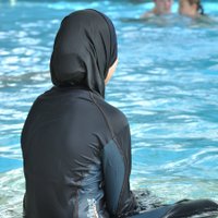 Суд обязал юную мусульманку плавать с мальчиками