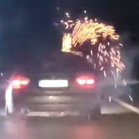 Video: BMW brauc pa Bauskas šoseju un pa logu šauj petardes