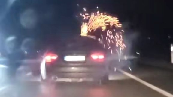 Video: BMW brauc pa Bauskas šoseju un pa logu šauj petardes