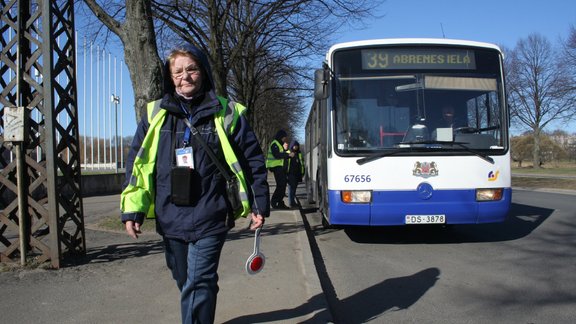 Sabiedriskā transporta kontrolieri draud aculieciniekam - 1