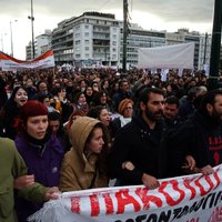 Grieķijā policisti ar asaru gāzi mazina skolotāju protestus