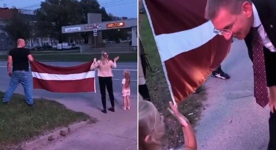 Видео: Ринкевич остановился поприветствовать на улице семью с флагом Латвии
