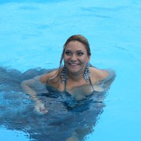 Diānu Pīrāgs klipa filmēšanas laikā iemet baseinā