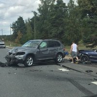 ВИДЕО: Еще одна авария на Бауском шоссе - столкнулись три машины BMW