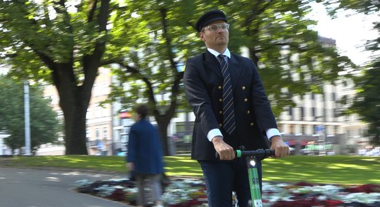 Video: Renārs Zeltiņš mulsina rīdziniekus un pilsētas viesus 'Krastu patruļā'