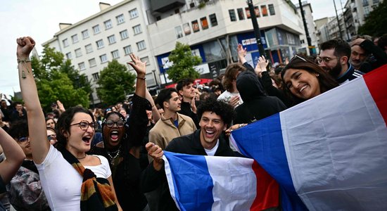 Aptaujas: Francijas parlamenta vēlēšanu otrā kārtā vadībā kreiso partiju alianse