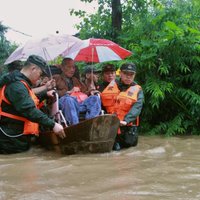 Foto: Plūdos Ķīnā bojā gājuši 180 cilvēki
