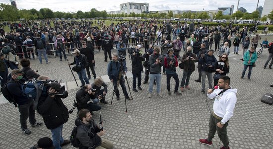 ФОТО. Демонстрации против карантина в ФРГ: десятки городов и тысячи участников