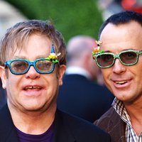 Seksa skandāls Lielbritānijā: izskan Eltona Džona un viņa vīra vārdi