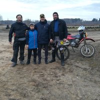 Gatavojoties Austrālijas ekspedīcijai, motoceļotāji pilda skolēnu uzdevumus Latvijā
