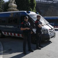 Pirms Pudždemona uzrunas policija bloķē iedzīvotāju piekļuvi Katalonijas parlamentam