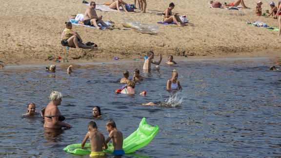 Из-за сине-зеленых водорослей не рекомендуется купаться на нескольких рижских пляжах