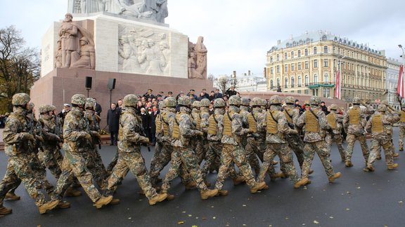 Lāčplēša dienas militārā parāde pie Brīvības pieminekļa