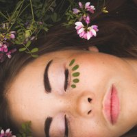 Miega, ūdens un aizsardzības trūkums – tipiskākās kļūdas sejas ādas kopšanā