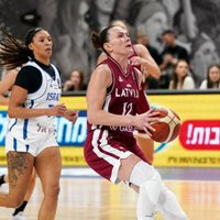 Latvijas basketbolistes pēc nervu kutinošas spēles turpina cīnīties par vietu Eiropas čempionātā