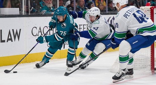 Bļugera un Šilova pārstāvētā "Canucks" izcīna uzvaru pār "Sharks"