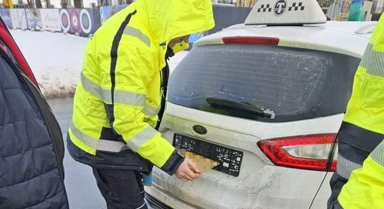 Foto: Pie Rīgas lidostas policijas reidā vairākiem taksometriem noņemtas numurzīmes