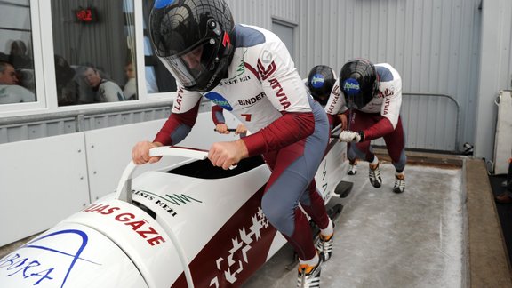 Bobslejisti un skeletonisti prezentē jaunās formas - 11