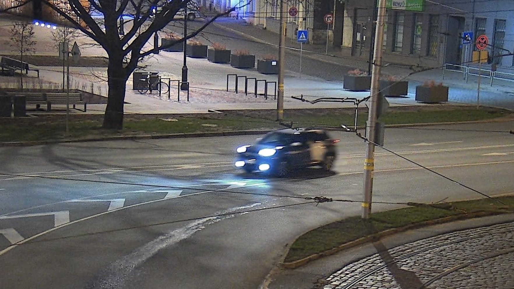 Vīrietis kunga dūšā iebrauc Akmens tilta margās un gandrīz izraisa sadursmi ar tramvaju