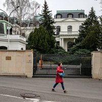 Prāga Krievijas vēstniecību 'novieto' Borisa Ņemcova laukumā