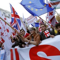 Foto: Gruzijā protestē pret valdību un Putinu