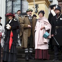 Foto: Simtiem cilvēku gājienā Rīgā atzīmē Šerloka Holmsa jubileju