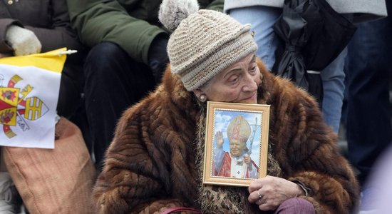 Polijā tūkstošiem cilvēku demonstrācijā aizstāv Jāņa Pāvila II reputāciju