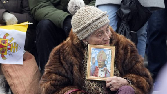 Polijā aizstāv Jāņa Pāvila II reputāciju