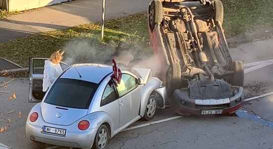 Foto: Trīs auto sadursmē Mežciemā viens spēkrats apgāzies uz jumta