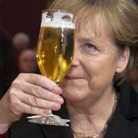 Angelu Merkeli viesmīlis aplej ar aukstu alu
