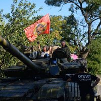 Pie Debaļceves parādījušies 27 krievu tanki; separātistiem dala Krievijas pases, informē eksperts