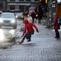 ФОТО: В Риге улицы превратились в катки – плюсовая температура сохранится до конца недели