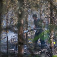 Valdgales pagasta ugunsgrēkā ugunsdzēsējs iekritis gruzdošā kūdras bedrē