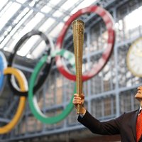 Strīkers 'iesaistās' Olimpiskās lāpas stafetē