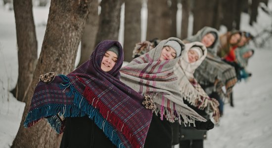 Foto: Siguldas dejotājas ziemas spelgonī izrāda rokdarbnieču darinātos lakatus