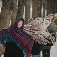 Foto: Siguldas dejotājas ziemas spelgonī izrāda rokdarbnieču darinātos lakatus