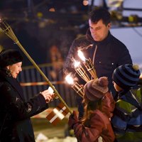 Foto: Lāčplēša dienā 11. novembra krastmalu izgaismo tūkstošiem svecīšu