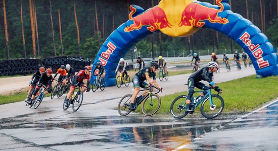 Foto: Lietainos laikapstākļos vairāki nekā 300 dalībnieki bauda 'Biķernieku trases velo svētkus'