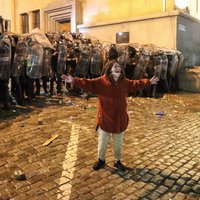 В Грузии приняли закон об "иноагентах", протестующие штурмовали парламент