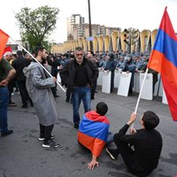 Демонстранты перекрыли дороги по всей Армении. Они протестуют против передачи четырех сел Азербайджану